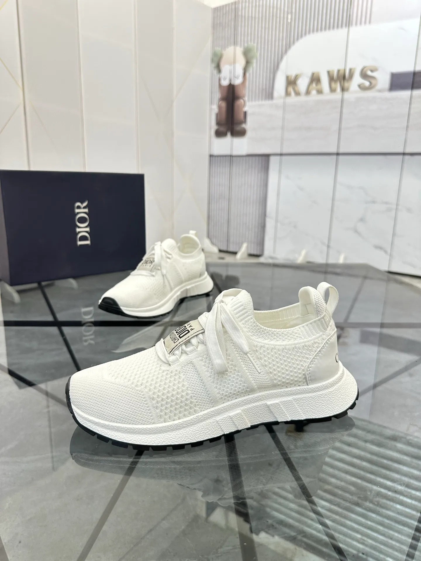 Selling men's shoes 💰: 💰P400¥ Product trademark: Dior* "Dior*" low-top casual shoes Regular size: 38-44 (can be customized to 45) Product materials: Imported breathable fly knit upper, breathable lining, original outsole. Number: 558